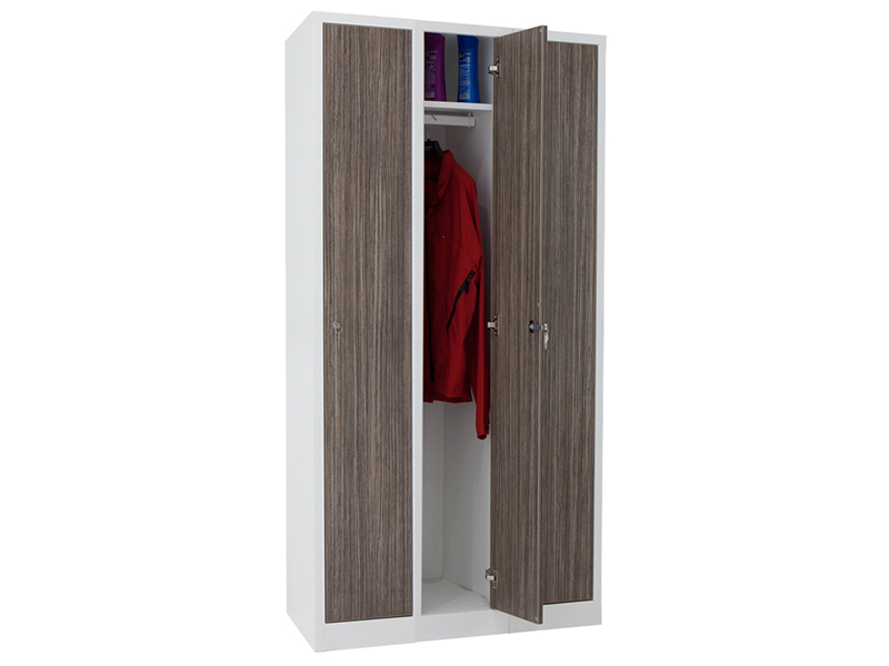 Metalno garderobni ormar s drvenim vratima.